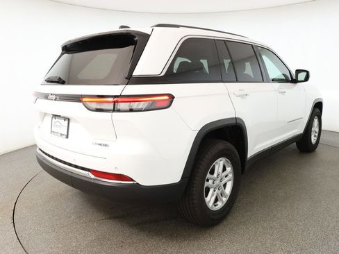 Used 2023 Jeep Grand Cherokee Laredo image 4