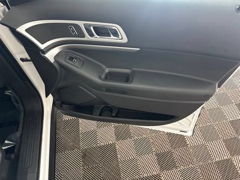 Used 2014 Ford Explorer XLT w/ Equipment Group 202A AWD/4WD image 24