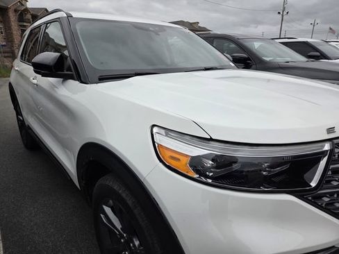 Used 2022 Ford Explorer XLT w/ Equipment Group 202A AWD/4WD image 3