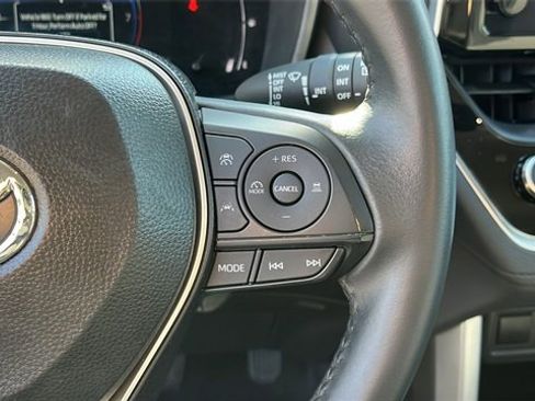 Used 2025 Toyota Corolla Cross XLE image 12