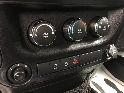 Used 2015 Jeep Wrangler Sport image 29