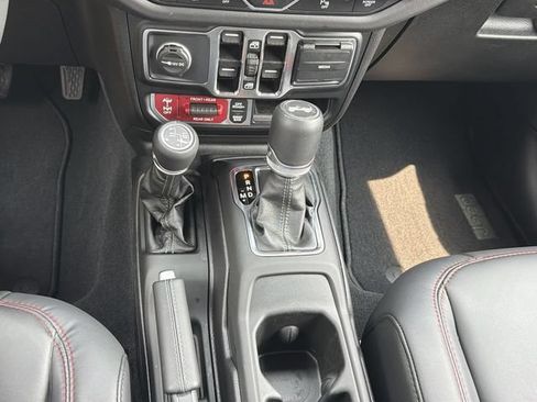 Used 2025 Jeep Wrangler Unlimited Rubicon AWD/4WD image 22
