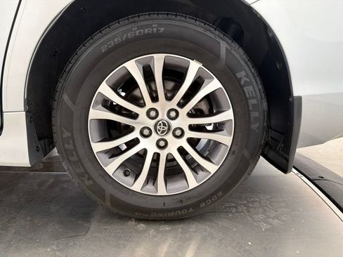 Used 2020 Toyota Sienna XLE w/ XLE Navigation Package FWD image 33