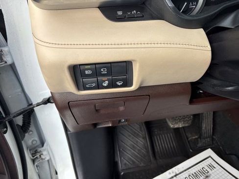 Used 2020 Toyota Highlander Limited image 18