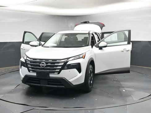 Used 2024 Nissan Rogue SV FWD image 43
