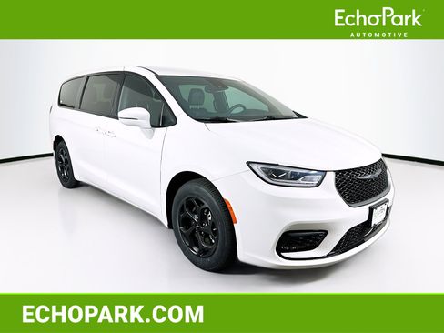Used 2022 Chrysler Pacifica Touring-L w/ S Appearance Package image 1