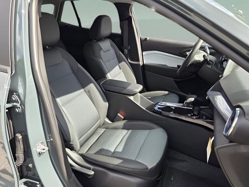 New 2026 Chevrolet Trax LT w/ Sunroof Package FWD image 19