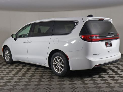 Used 2024 Chrysler Pacifica Touring-L image 9
