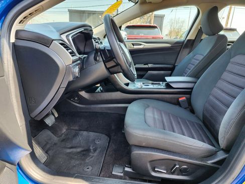 Used 2017 Ford Fusion SE w/ Fusion SE Technology Package image 19
