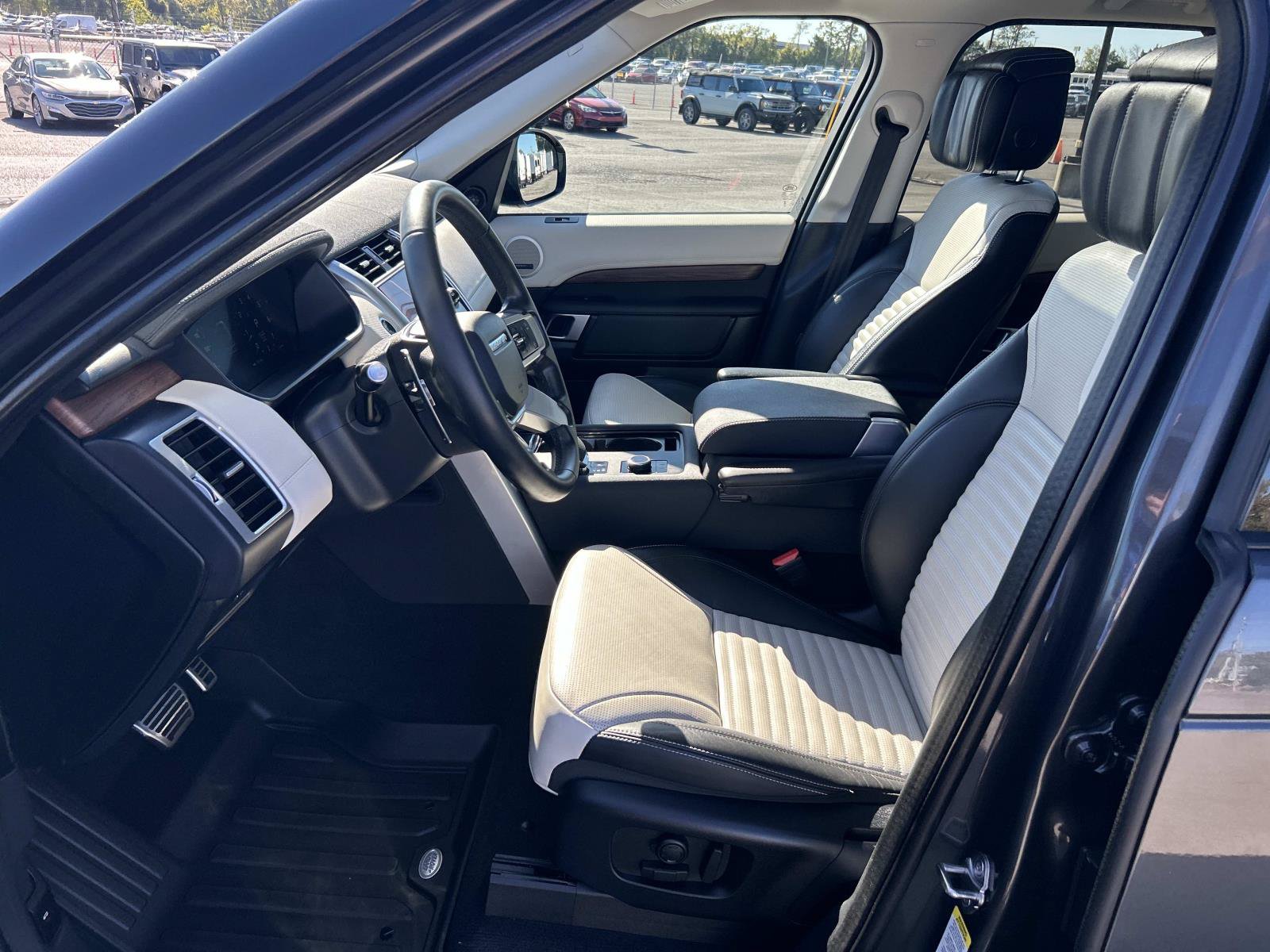 Used 2025 Land Rover Discovery Dynamic SE AWD/4WD image 28