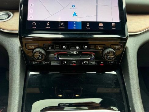 Used 2023 Jeep Grand Cherokee L Summit w/ Luxury Tech Group V AWD/4WD image 17