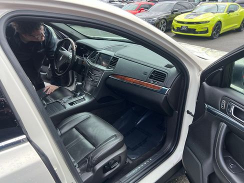 Used 2013 Lincoln MKS AWD image 22