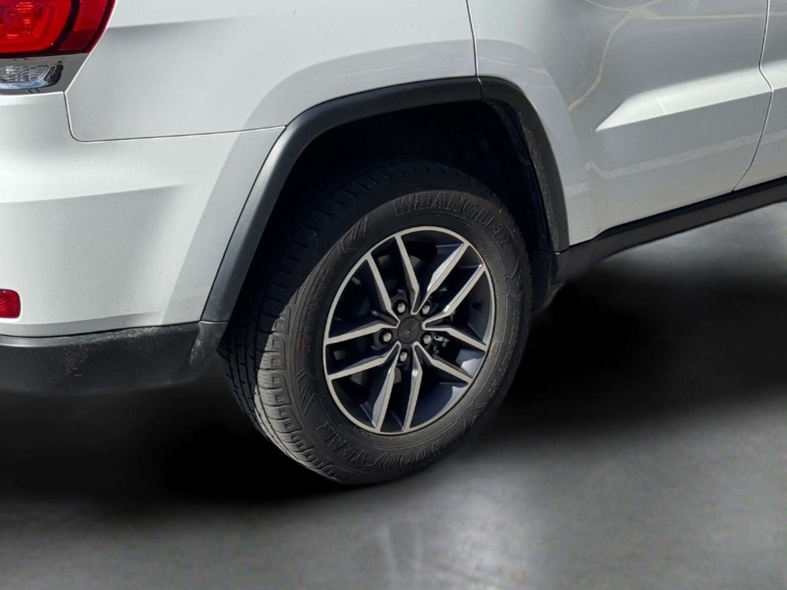 Used 2022 Jeep Grand Cherokee Limited AWD/4WD image 16