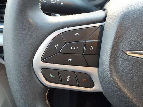 Used 2023 Chrysler Pacifica Touring-L image 10