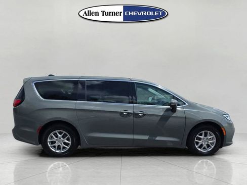 Used 2023 Chrysler Pacifica Touring-L FWD image 3