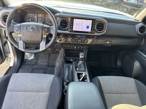 Used 2022 Toyota Tacoma TRD Off-Road image 39