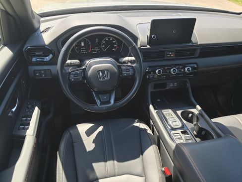 Used 2025 Honda Pilot TrailSport image 25