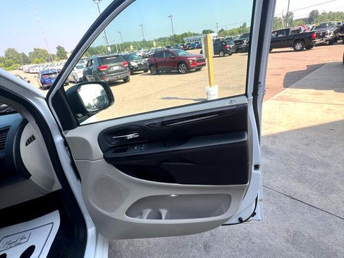Used 2014 Dodge Grand Caravan SXT image 14