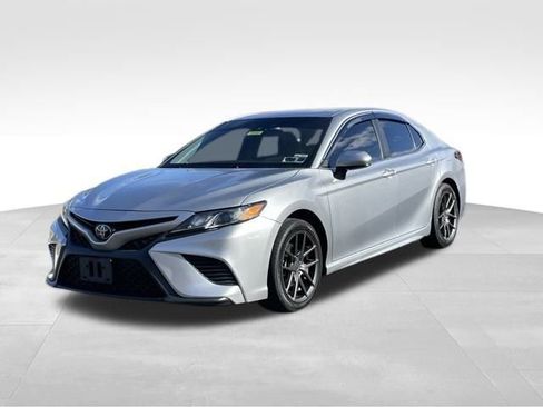 Used 2018 Toyota Camry L image 2