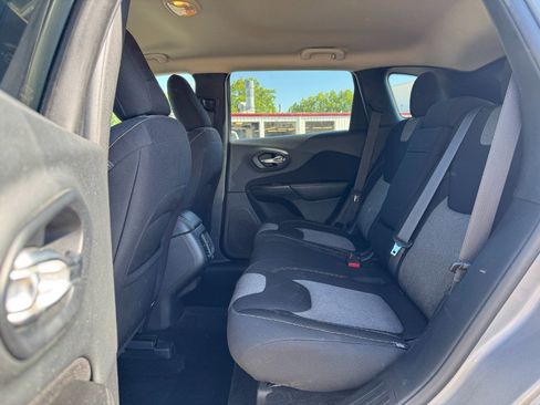 Used 2014 Jeep Cherokee Latitude w/ Cold Weather Group AWD/4WD image 16