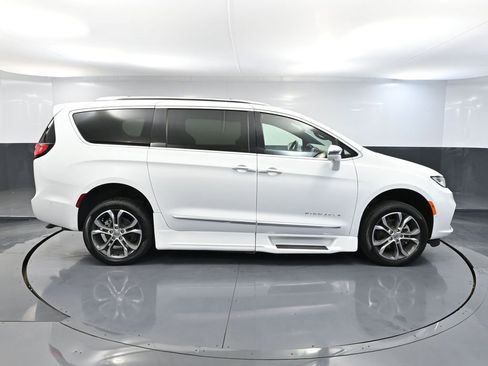 Used 2022 Chrysler Pacifica Pinnacle image 6