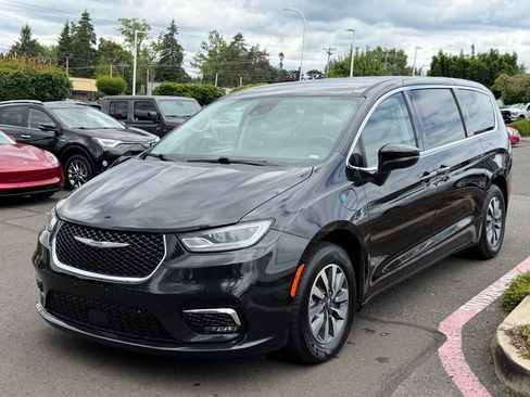 Used 2023 Chrysler Pacifica Touring-L FWD image 4