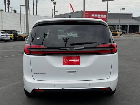 Used 2024 Chrysler Pacifica Touring-L FWD image 6