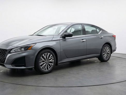 Used 2025 Nissan Altima 2.5 SV FWD image 3