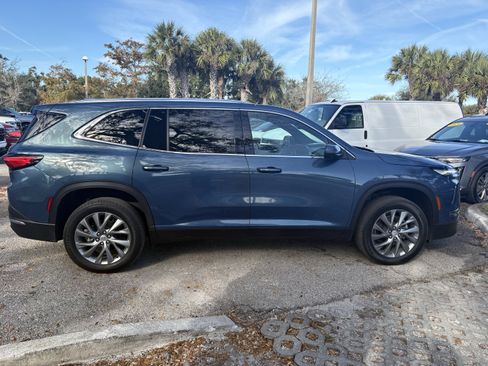 Used 2025 Buick Enclave Preferred image 8