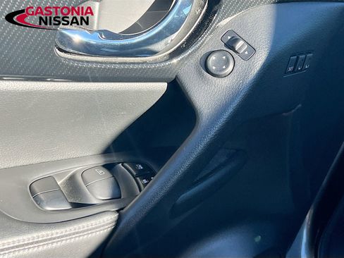 Used 2019 Nissan Rogue SL w/ Premium Package image 23