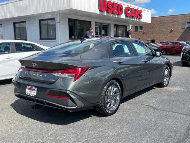 Used 2025 Hyundai Elantra Hybrid FWD image 3
