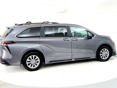 Used 2025 Toyota Sienna XLE w/ XLE Plus Package image 6