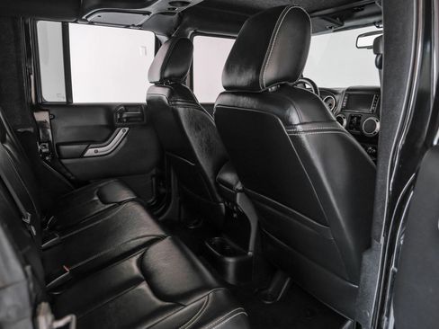 Used 2016 Jeep Wrangler Unlimited Rubicon image 32