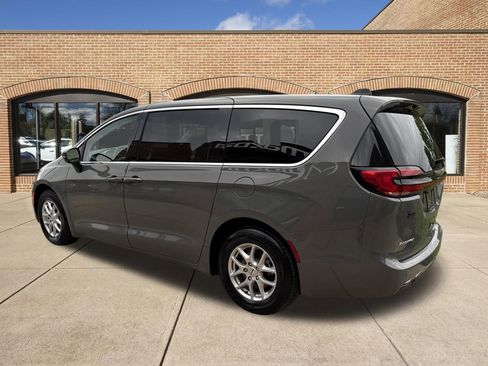 Used 2023 Chrysler Pacifica Touring-L FWD image 6