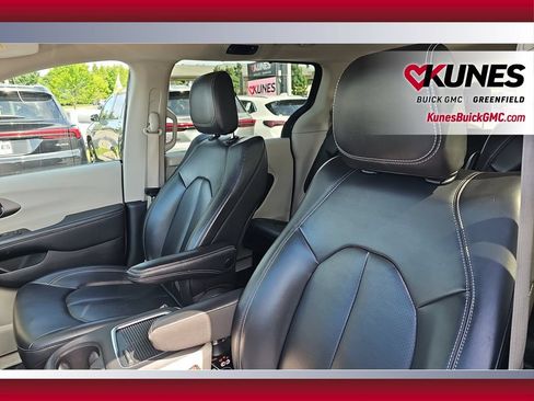 Used 2023 Chrysler Pacifica Touring-L FWD image 23