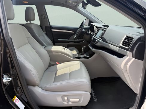 Used 2019 Toyota Highlander XLE FWD image 14