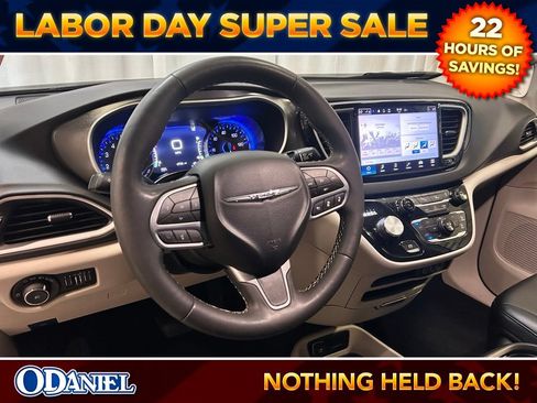 Used 2024 Chrysler Pacifica Touring-L FWD image 2