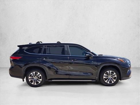 Used 2023 Toyota Highlander XLE FWD image 4