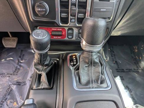 Used 2024 Jeep Wrangler Unlimited Rubicon w/ Technology Group AWD/4WD image 18