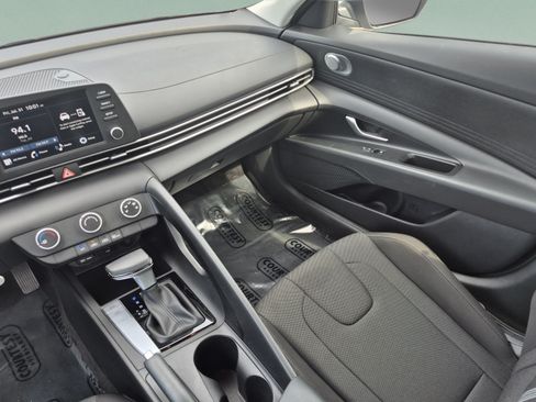 Certified 2025 Hyundai Elantra SE FWD image 13