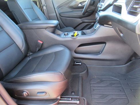 Used 2024 GMC Terrain SLT w/ Infotainment Package II image 11