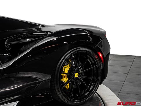 Used 2022 Ferrari F8 Tributo RWD image 18