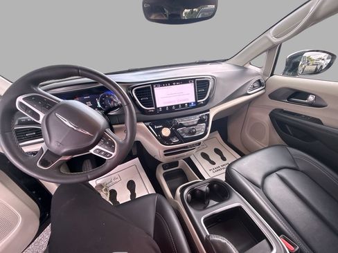 Used 2024 Chrysler Pacifica Touring-L FWD image 16