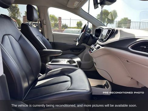 Used 2024 Chrysler Pacifica Select image 15