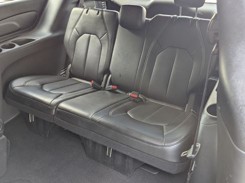 Used 2026 Chrysler Pacifica Select FWD image 18