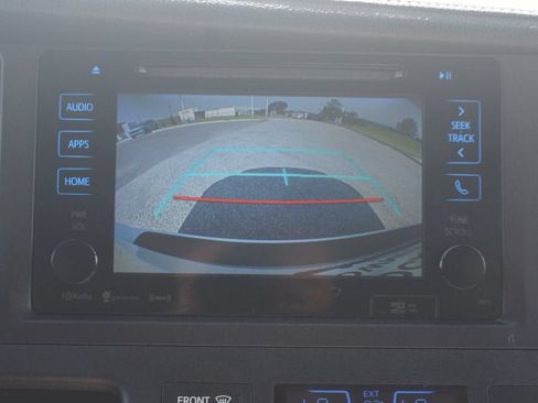 Used 2017 Toyota Sienna XLE Premium FWD image 9