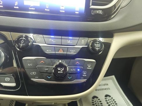 Used 2023 Chrysler Pacifica Touring-L FWD image 10