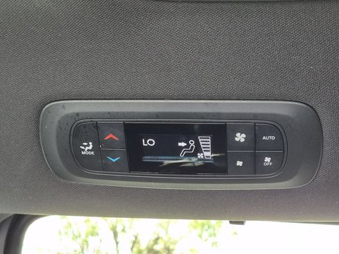 Used 2025 Chrysler Pacifica Select FWD image 27