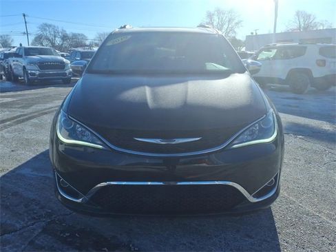 Used 2019 Chrysler Pacifica Limited image 2
