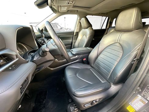 Used 2023 Toyota Highlander XLE image 13
